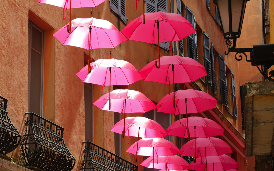rosa Regenschirme als Dekoration in den Straßen