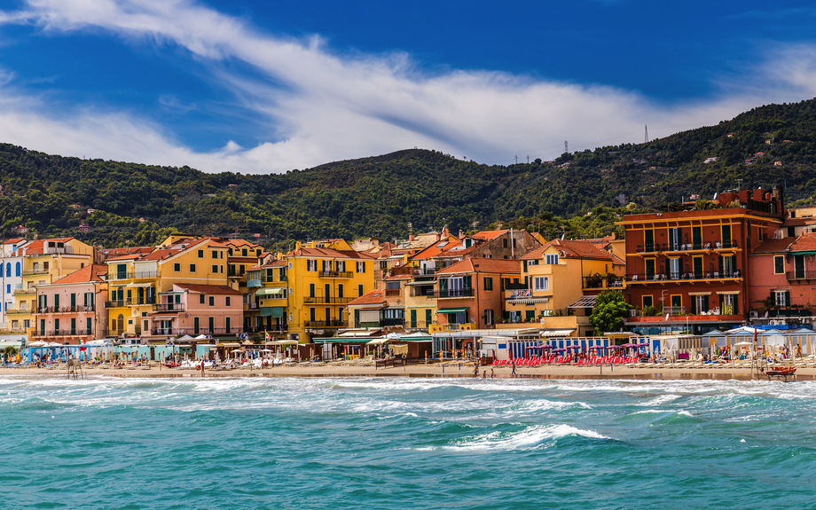 Alassio mit farbenfrohen Gebäuden