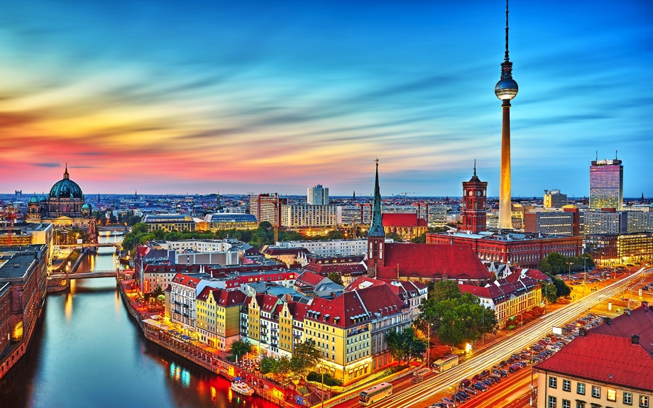 Skyline von Berlin mit Nikolaiviertel, Berliner Dom und Fernsehturm