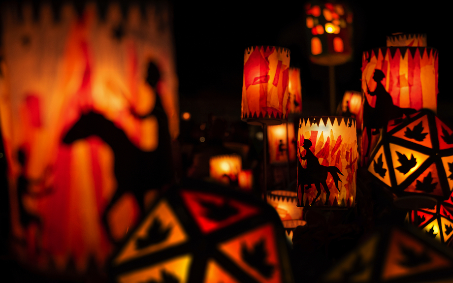 bunte Laternen beim Martinsumzug