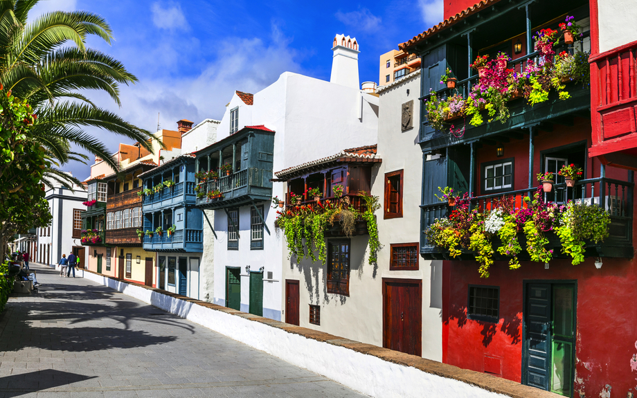 die Hauptstadt Santa Cruz mit bunten Balkonen auf La Palma, Kanarische Inseln