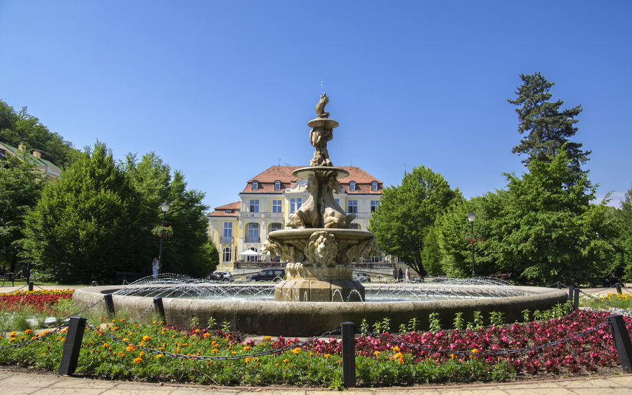 Steinbadekurort- und Marmorpferdenbrunnen in der Stadt Teplice V Cechach,Tschechische Republik