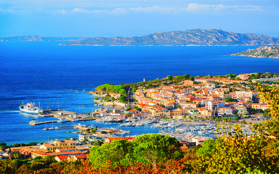 Panorama von La Maddalena am Mittelmeer auf der italienischen Insel Sardinien