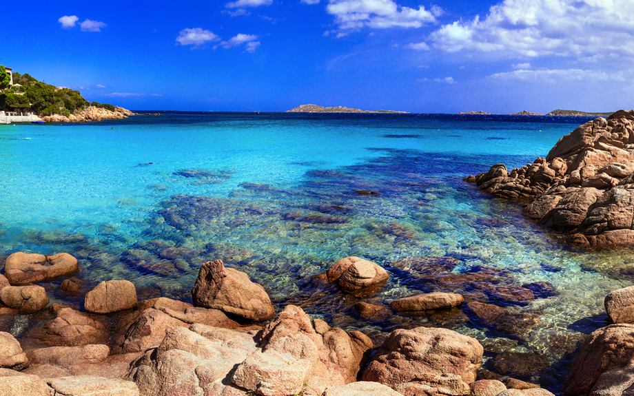 Spiaggia Capriccioli an der Costa Smeralda auf Sardinien, Italien