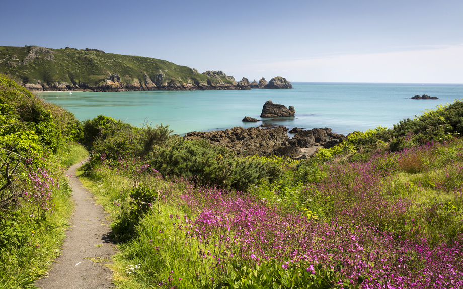 Südküste der Kanalinsel Guernsey im Frühjahr