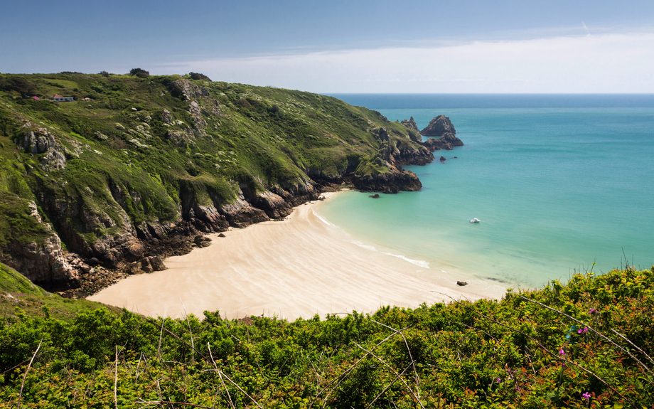 Südküste der Kanalinsel Guernsey im Frühjahr