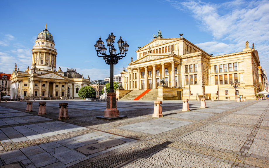 Französischer Dom und das Konzerthaus auf dem Gendarmenmarkt in Berlin, Deutschland