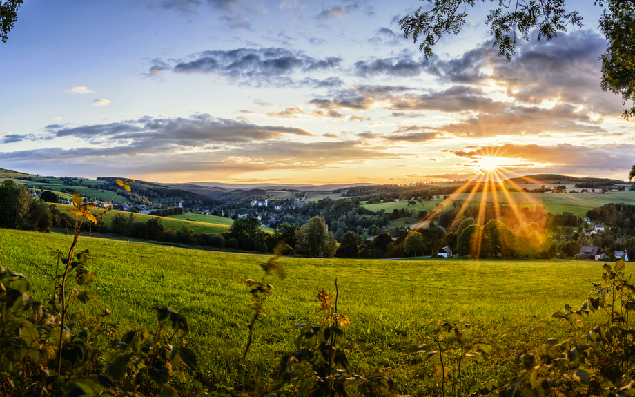 Landschaft im Erzgebirge mit Dorf