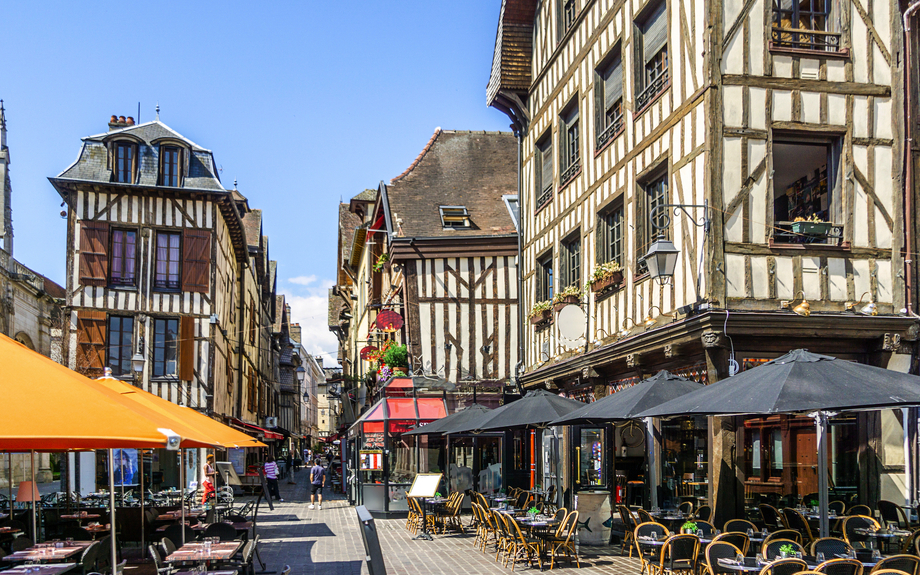 mittelalterliche Fachwerkhäuser auf dem Marktplatz in Troyes