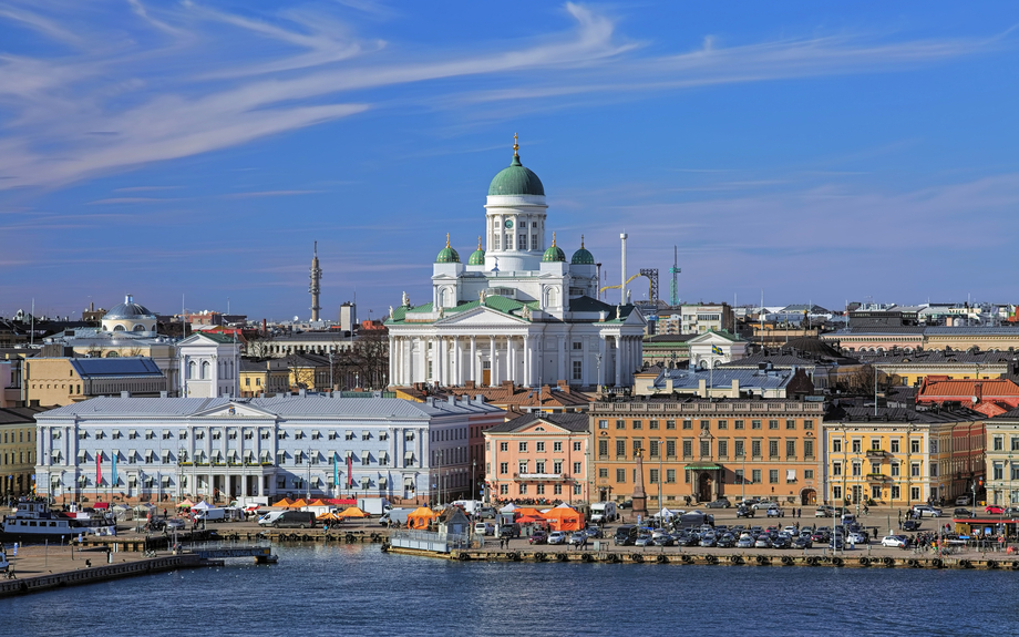 Blick auf die Kathedrale von Helsinki und den Marktplatz (Kauppatori) im Südhafen von Helsinki, Finnland