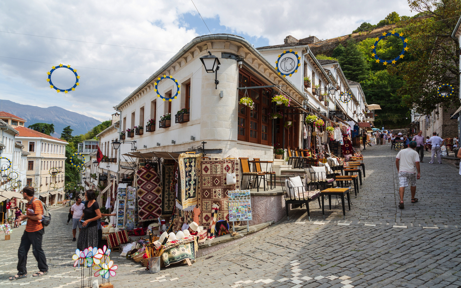 Souvenirläden in der Altstadt von Gjirokaster in Albanien