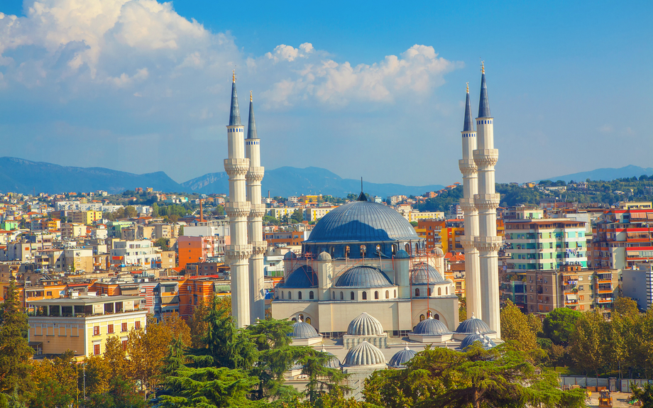 Panorama von Tirana und der größten Moschee Albaniens