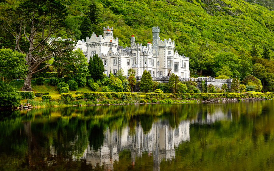 Kylemore Abbey mit Wasserspiegelungen in Connemara