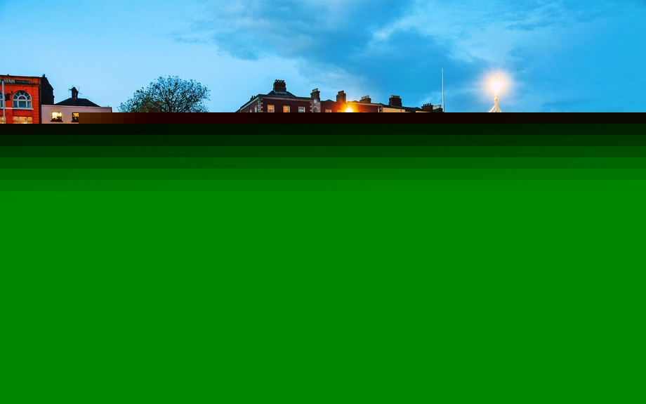 Nachtansicht der berühmten Ha’penny Bridge in Dublin bei Sonnenuntergang, Irland 