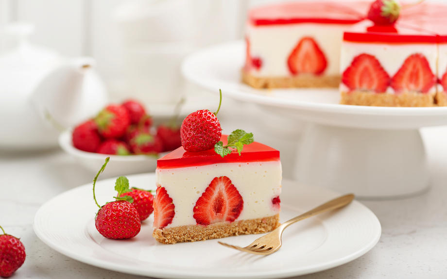 Kalter Käsekuchen mit Erdbeere und Erdbeergelee.