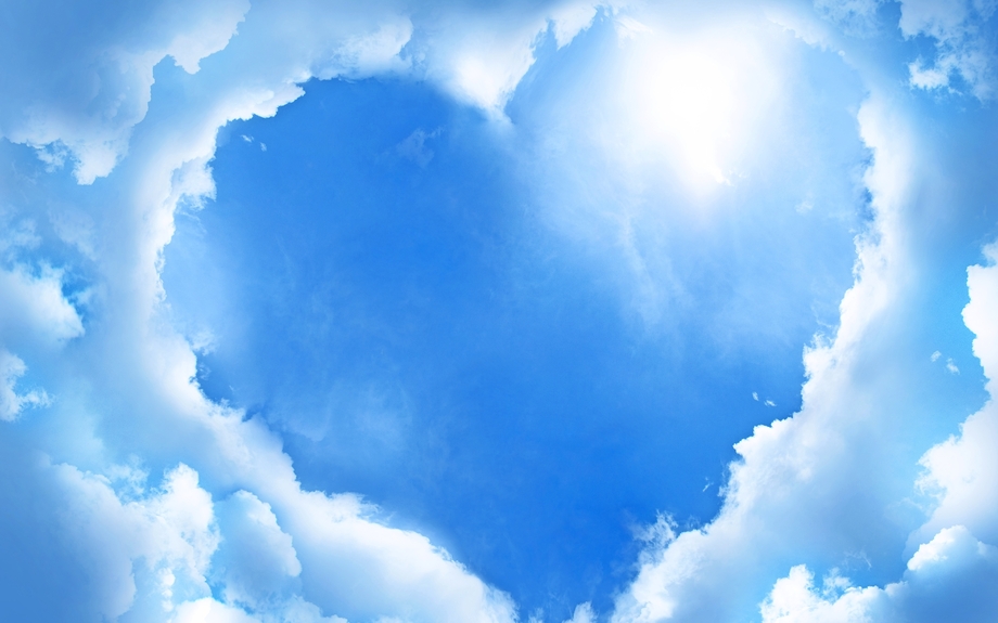Geformte Wolken des Herzrahmens auf Himmelhintergrund.