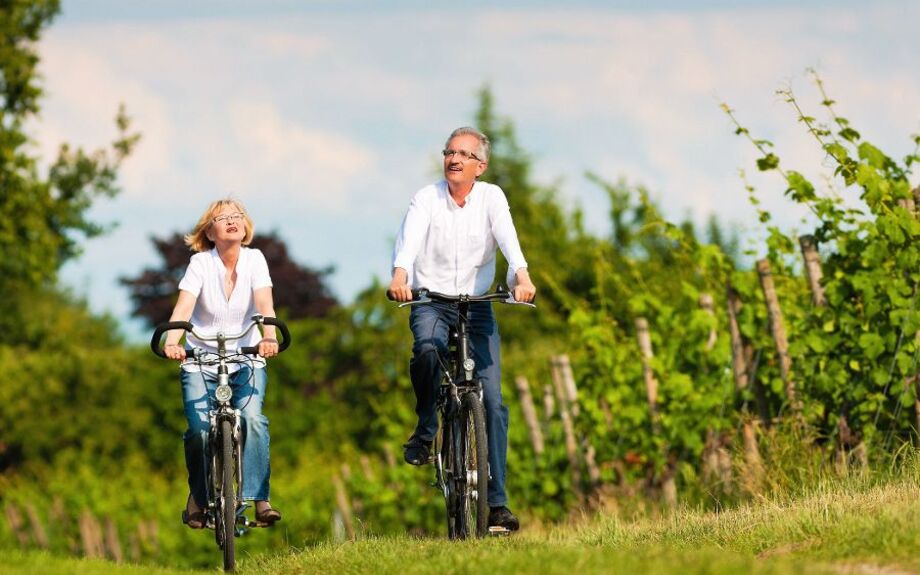 Fahrradfahrer in Weinbergen