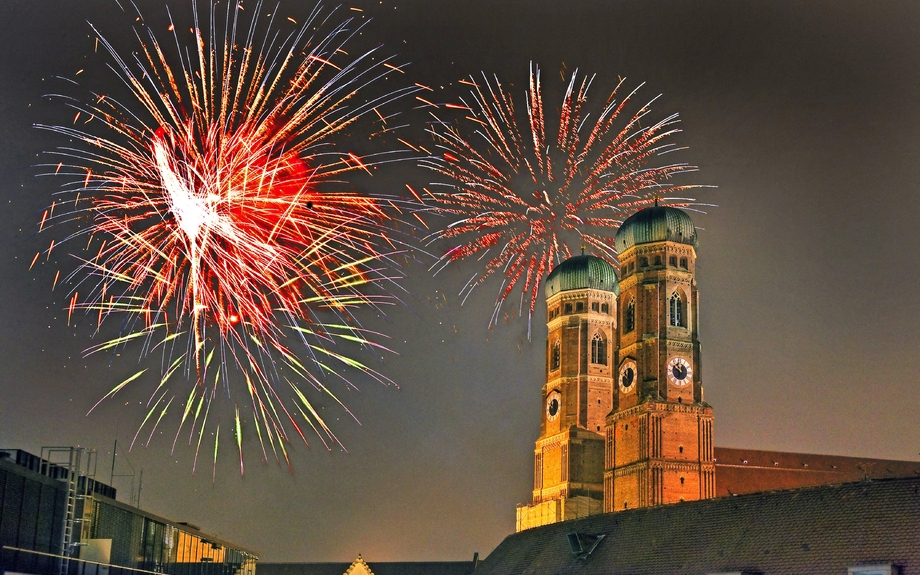Dom München, Liebfrauenkirche, mit Feuerwerk. München, Bayern, Deutschland.