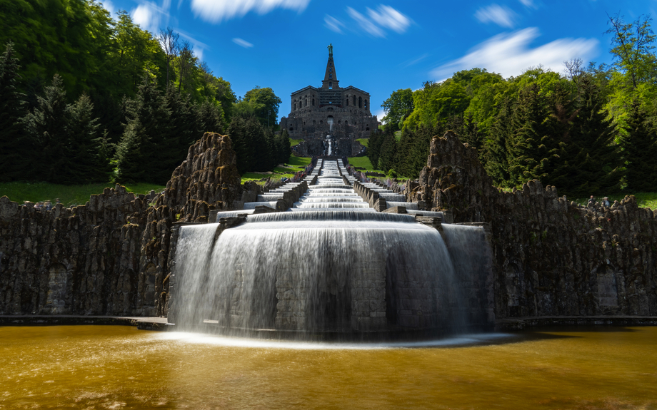 die Kasseler Wasserspiele an den Kaskaden unterhalb des Herkules im Bergpark Wilhelmshöhe, Deutschland