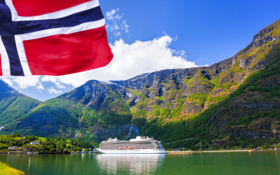 Kreuzfahrtschiff im Hafen von Flam