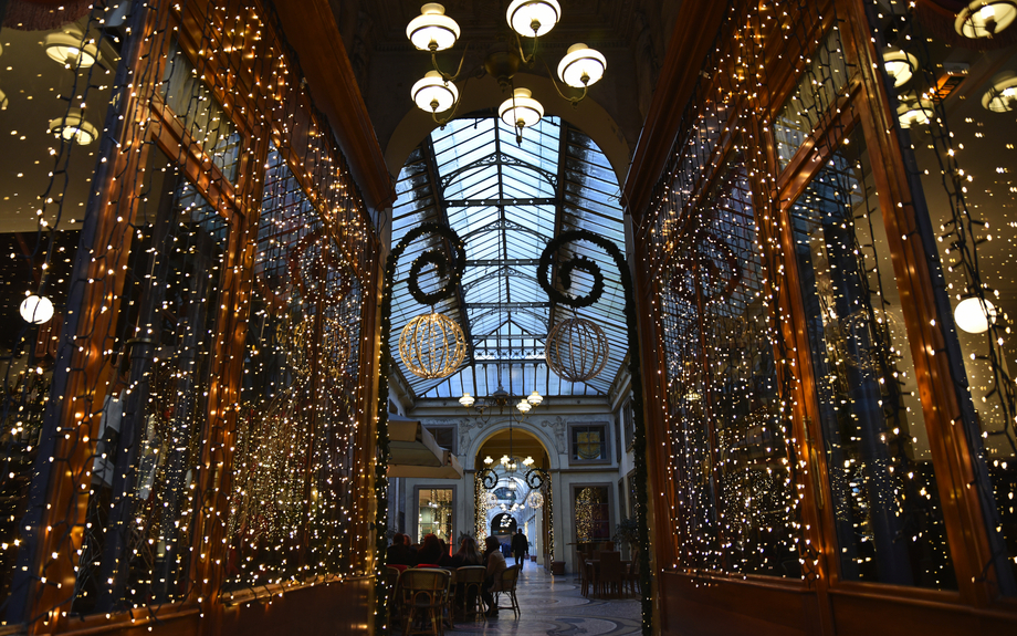 Weihnachtslichterketten in Paris, Frankreich