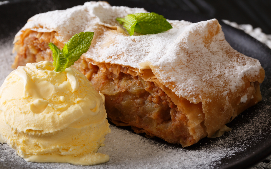 österreichischer traditioneller Apfelstrudel